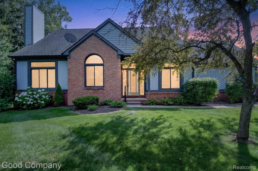 2701 Lochmoor Boulevard, Lake Orion