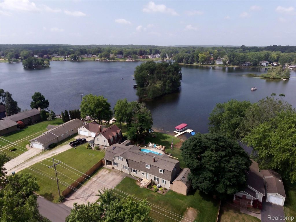 10075 Graham Drive, Springfield charter township