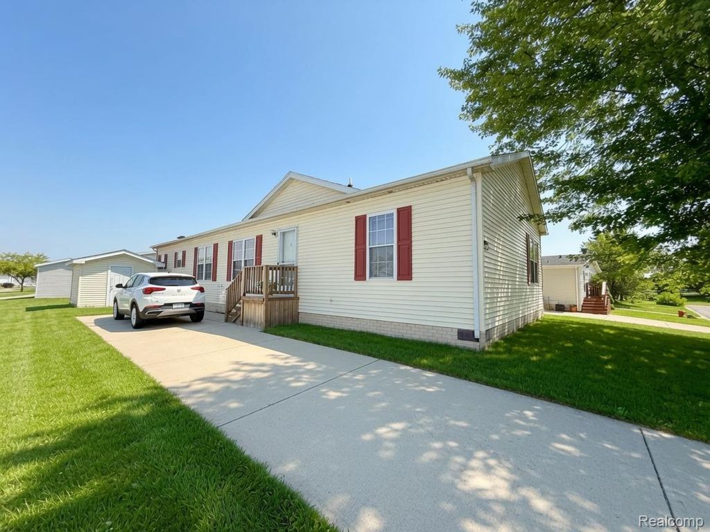 8205 Harrow Court, Northfield township