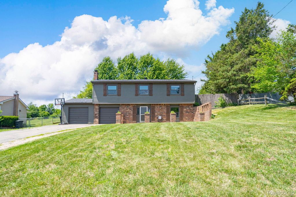 4069 Loch Drive, Highland charter township