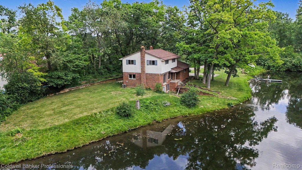 8965 Sherwood Drive, Springfield charter township