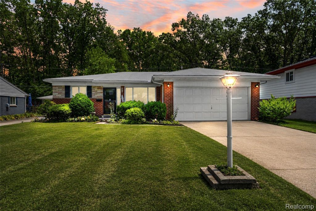 26122 Warner Avenue, Warren city