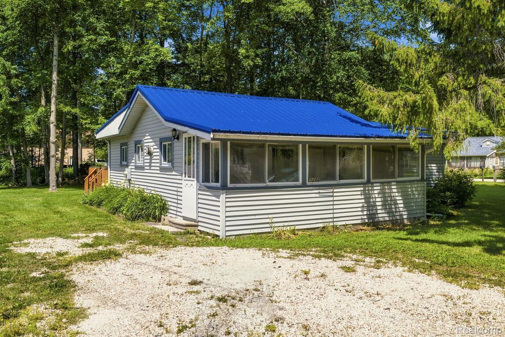 7496 Forest Drive, Worth township