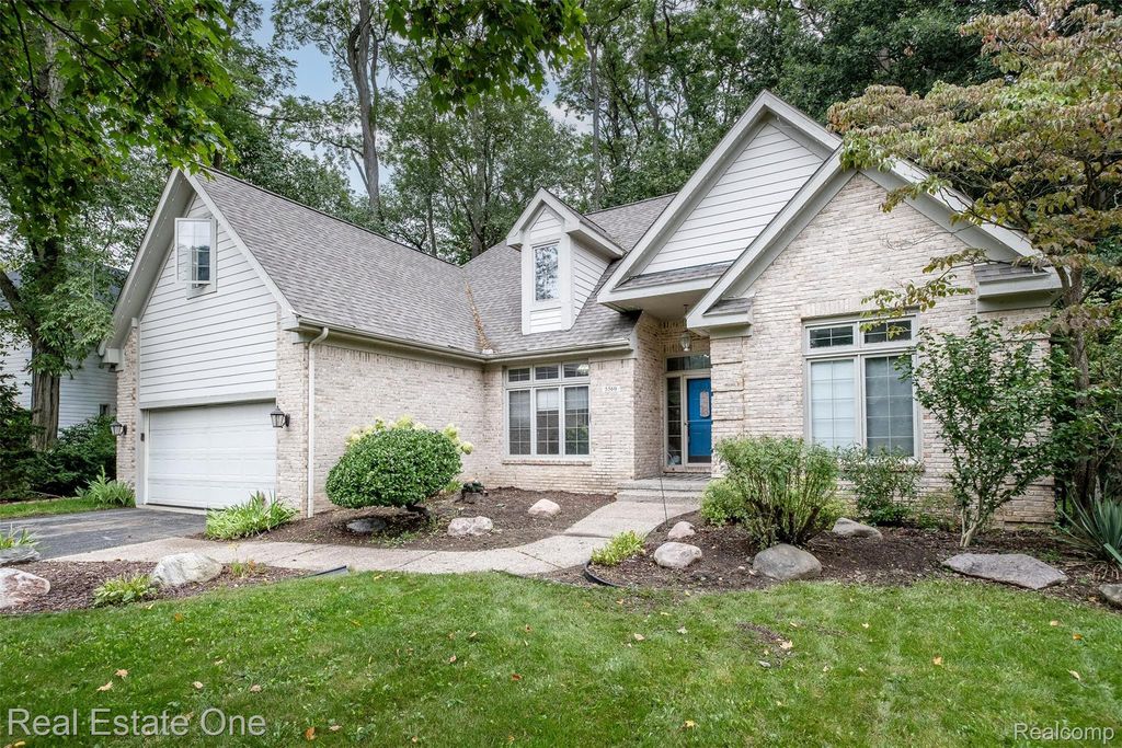 5560 Huron Hills Drive, Commerce charter township