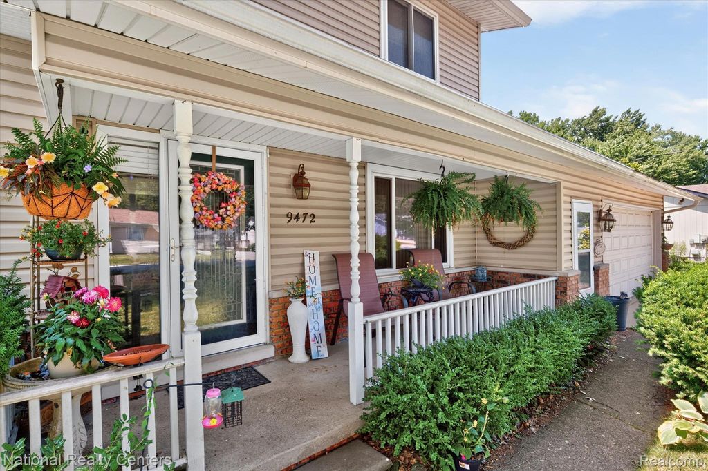 9472 Lakepointe Boulevard, Clay township