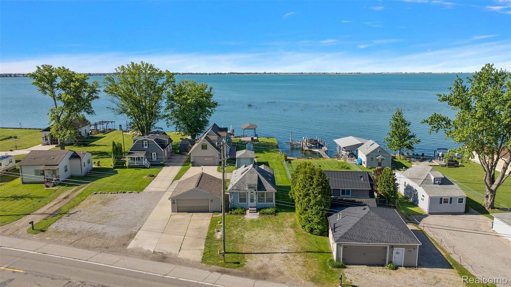 8449 Dixie Highway, Ira township