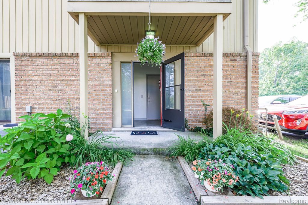 41678 Bedford Drive, Canton