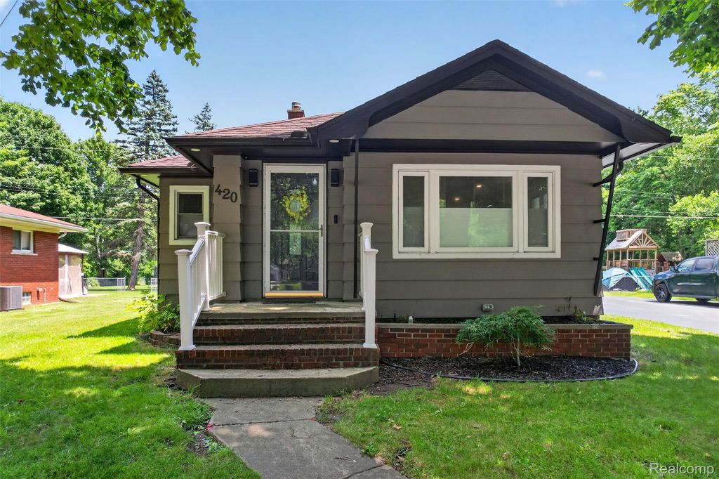 420 N Main Street, Almont village
