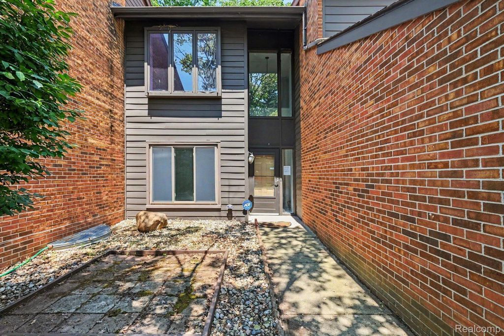 2056 Walden Court, Flint