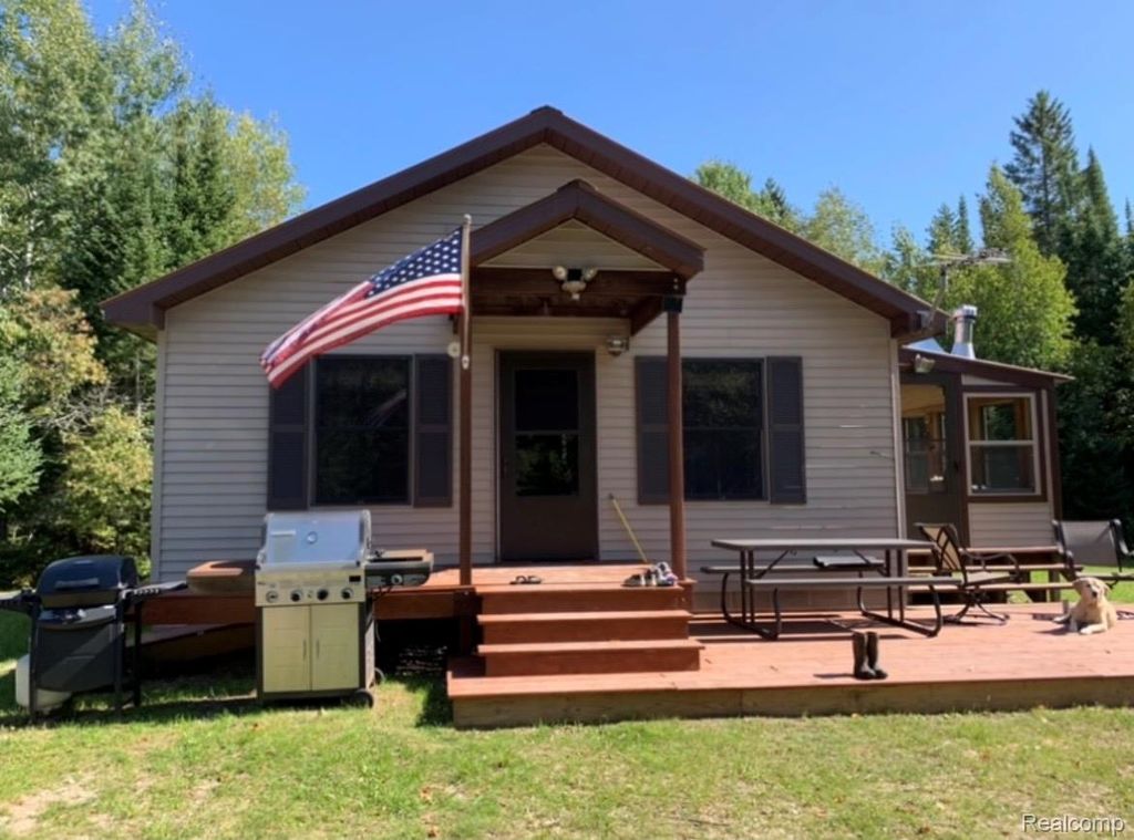 1647 W Edge Road, Mueller township