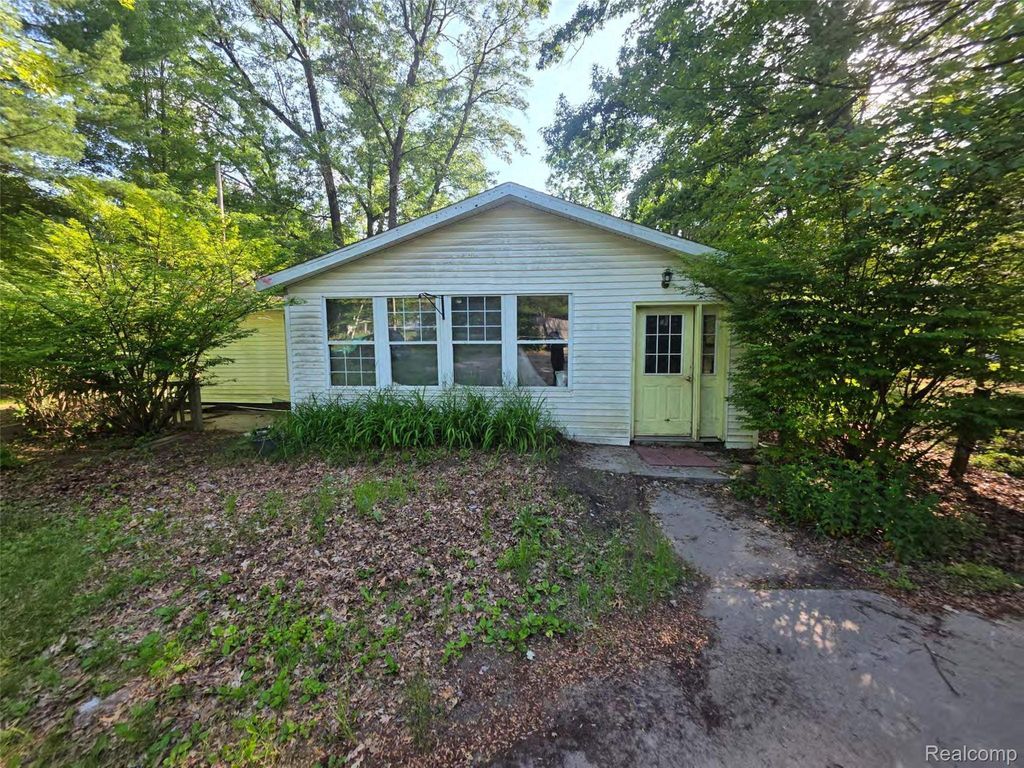 5420 Randy Drive, Mills township