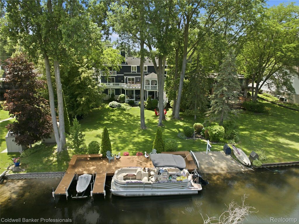 3410 Benstein Road, Commerce charter township