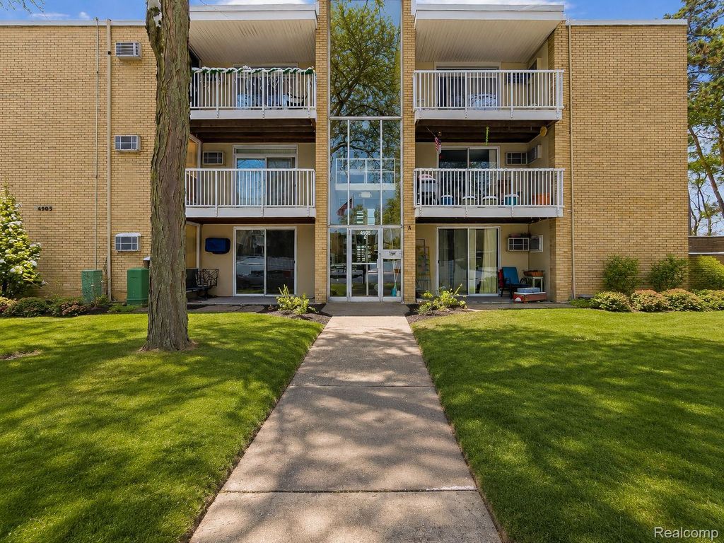 4905 Crooks A2 Road, Royal Oak