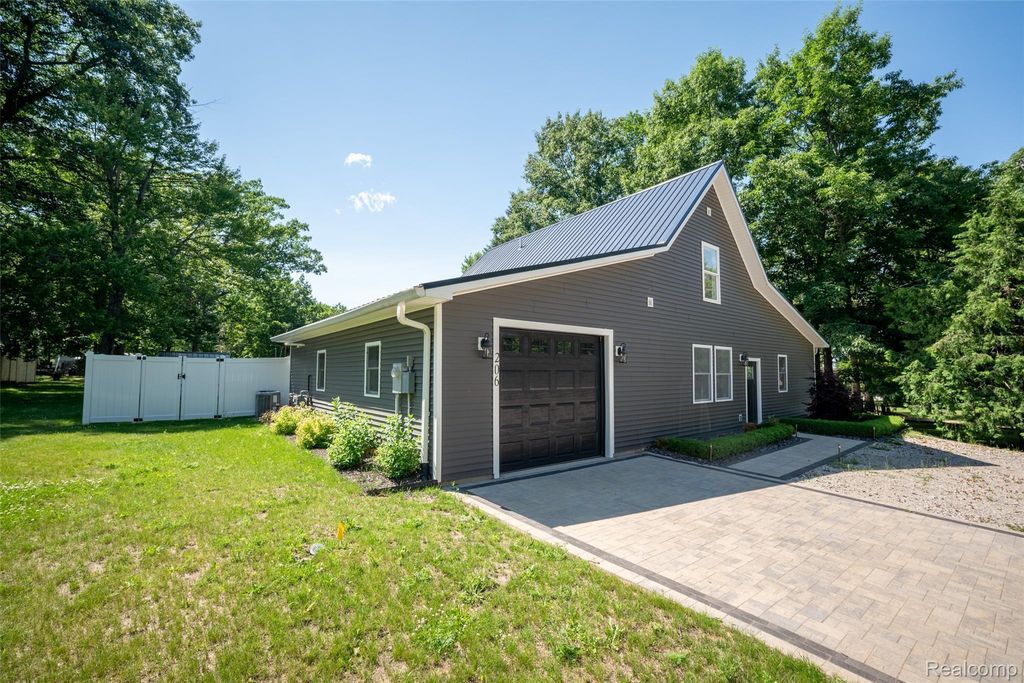 206 Joliet Avenue, Roscommon township