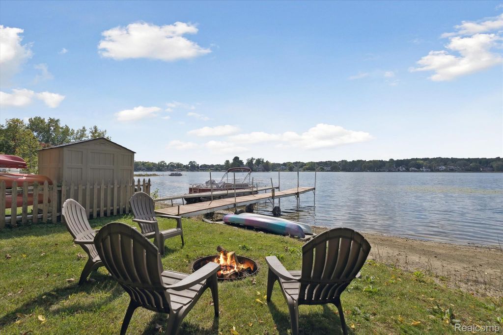 4475 Harp Drive, Fenton charter township