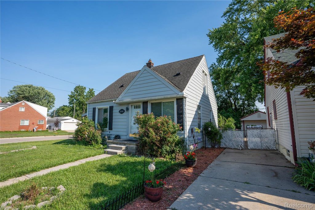 21501 Carlysle Street, Dearborn city