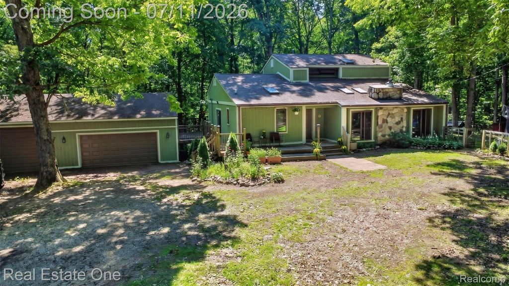 310 S Van Road, Holly