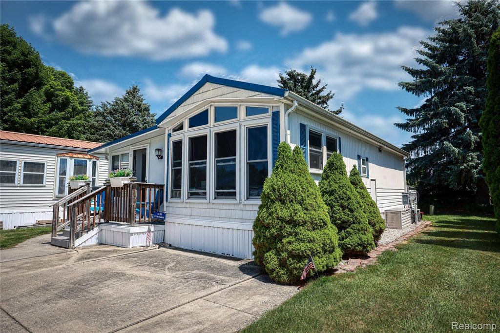 5211 Ben Franklin Drive, Lexington village