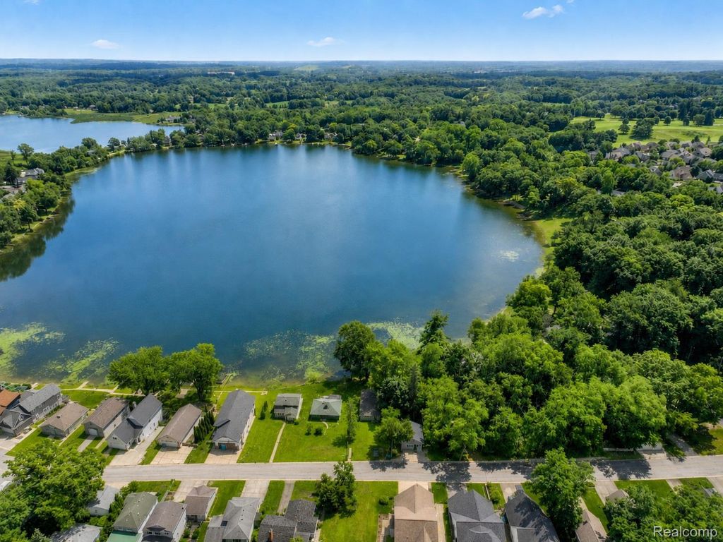 4165 Highcrest Drive, Genoa township