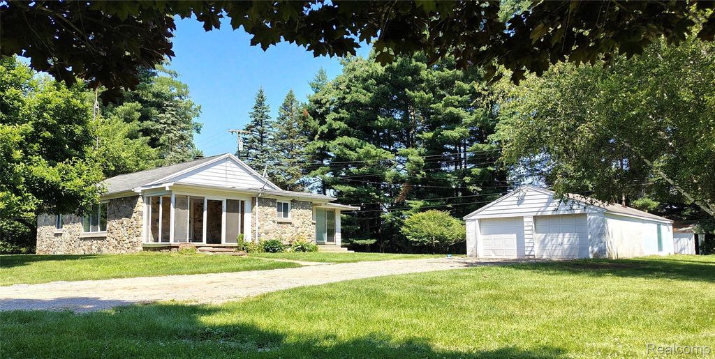 5600 Hemingway Lake Road, Otter Lake village