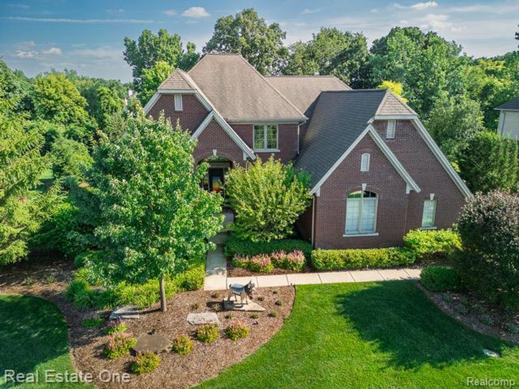 1067 Newgate Court, Oakland charter township