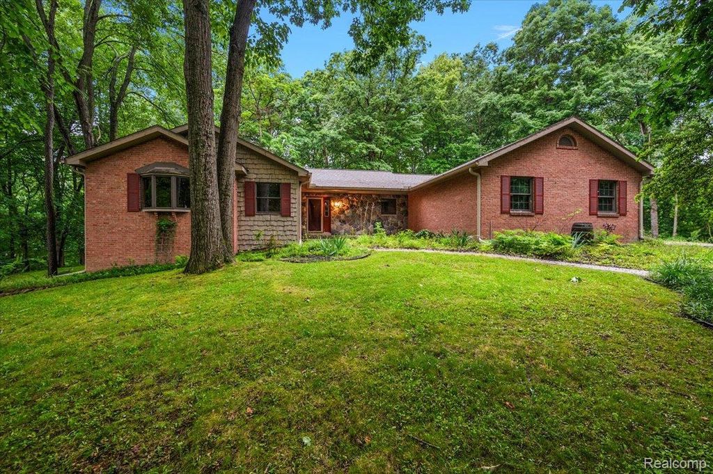 670 Rolling Acres Drive, Ortonville