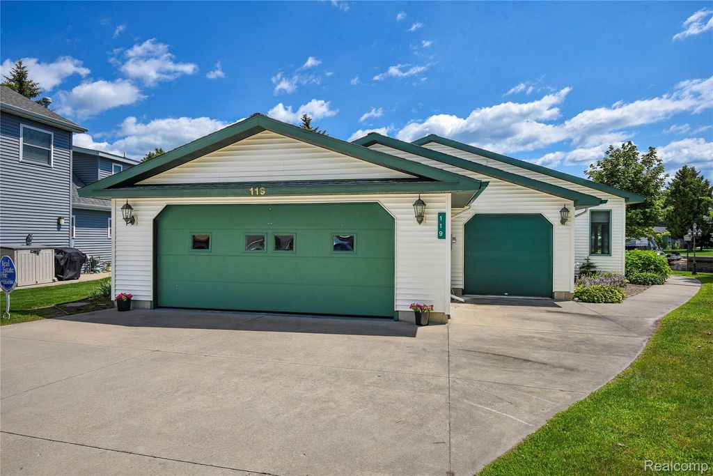 119 Pocahontas Trail, Denton township