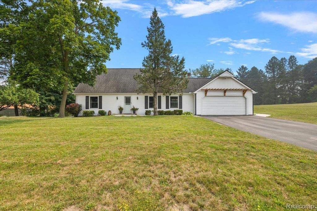 3365 Maybee Road, Orion charter township