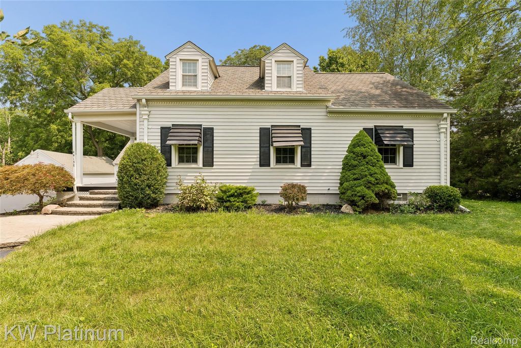 44156 Elizabeth Road, Clinton charter township