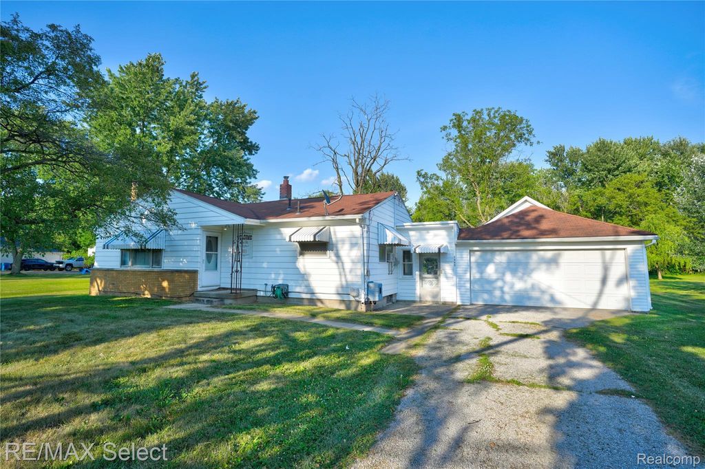 7449 Jennings Road, Mundy township