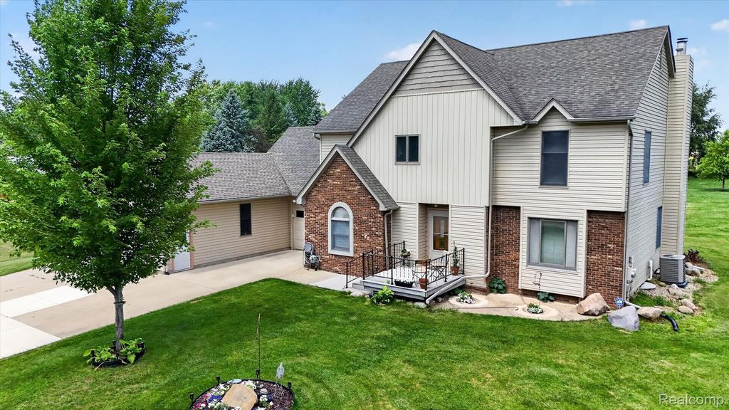 6888 Slawski Drive, Handy township