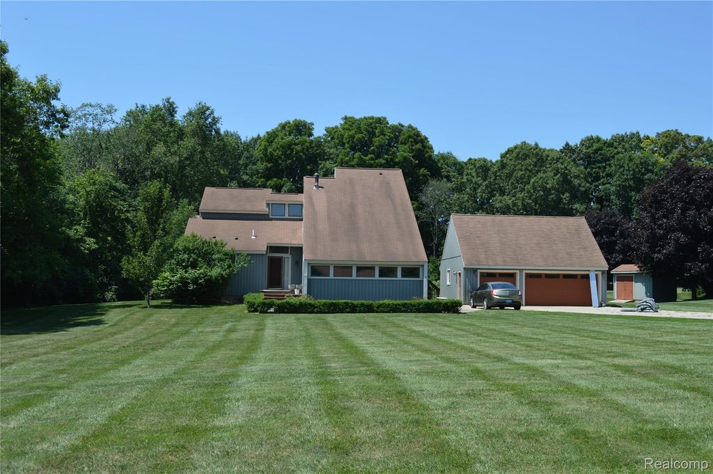 10055 Walnut Hill Drive, Springfield charter township