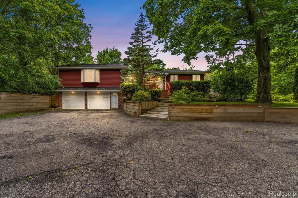 7313 River Road, Flushing charter township