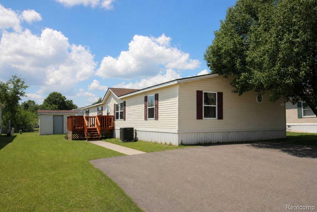 9159 Greentree Drive, Berlin charter township
