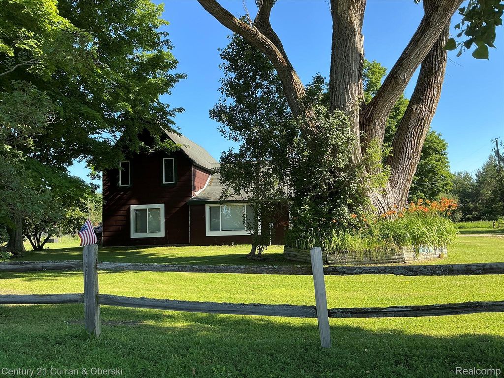 2048 County Road 612, Maple Forest township