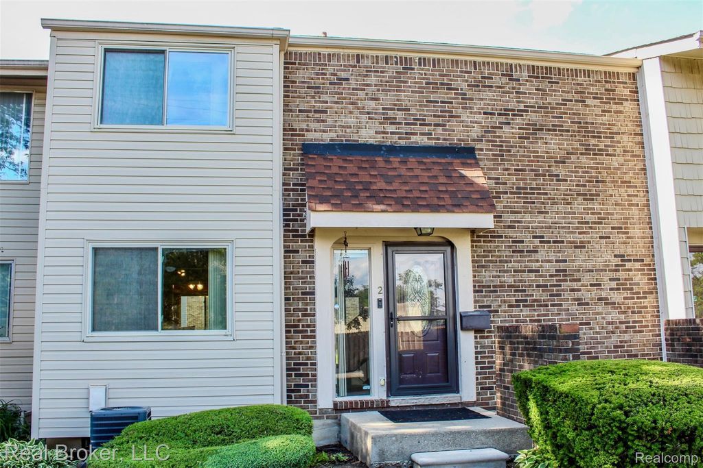 2 Woodbridge Towne Street, Southfield