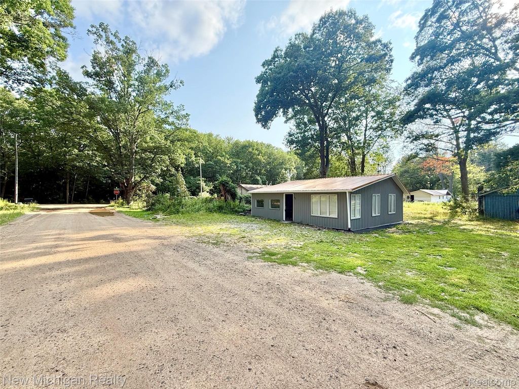 107 Hunter Drive, Lincoln township