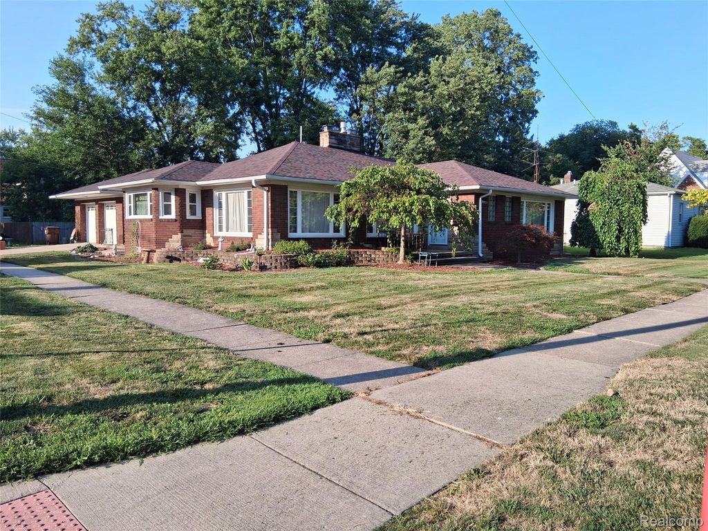 1460 Monroe Street, Carleton village
