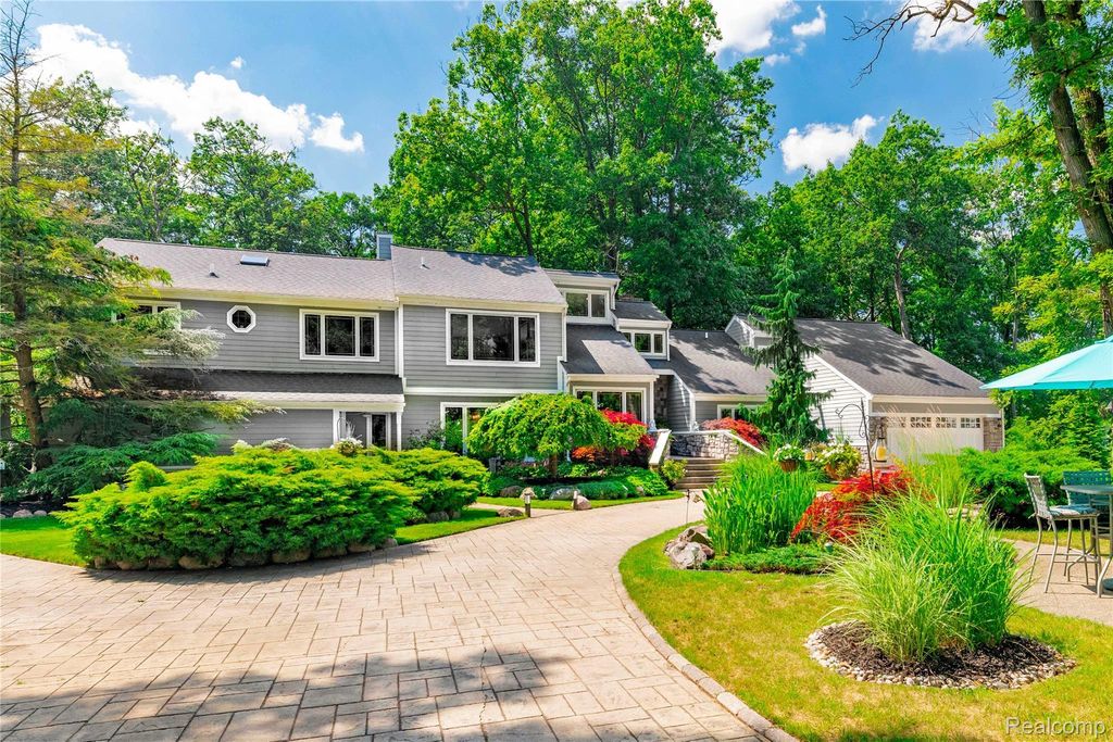 29474 East River Road, Grosse Ile