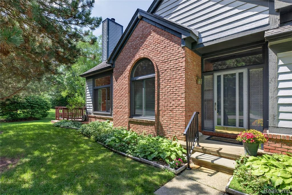 2775 Lochmoor Boulevard 19, Lake Orion