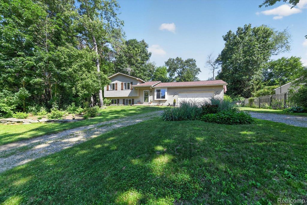 554 Bluewater Drive, Holly township