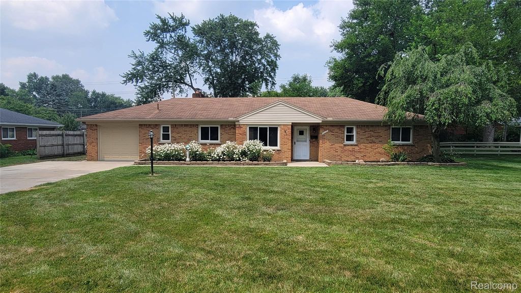 45437 Hecker Drive, Utica city