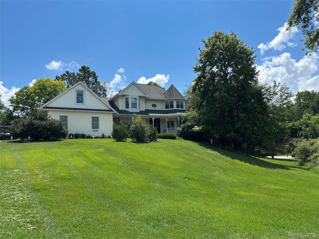 962 Hidden Valley Drive, Orion charter township