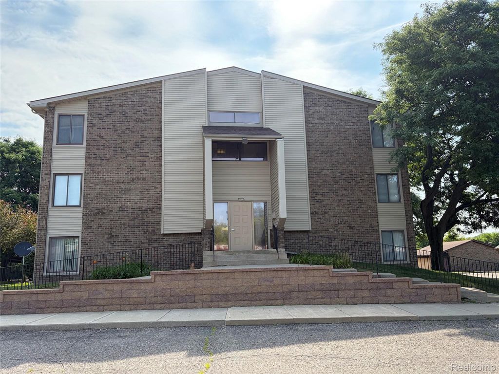 30445 W 14 Mile Road 71, Farmington Hills