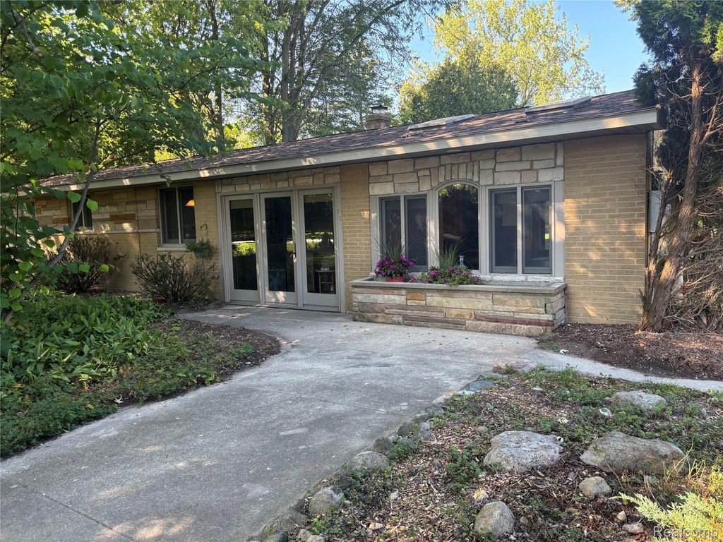 709 E Michigan Avenue E, Au Gres city
