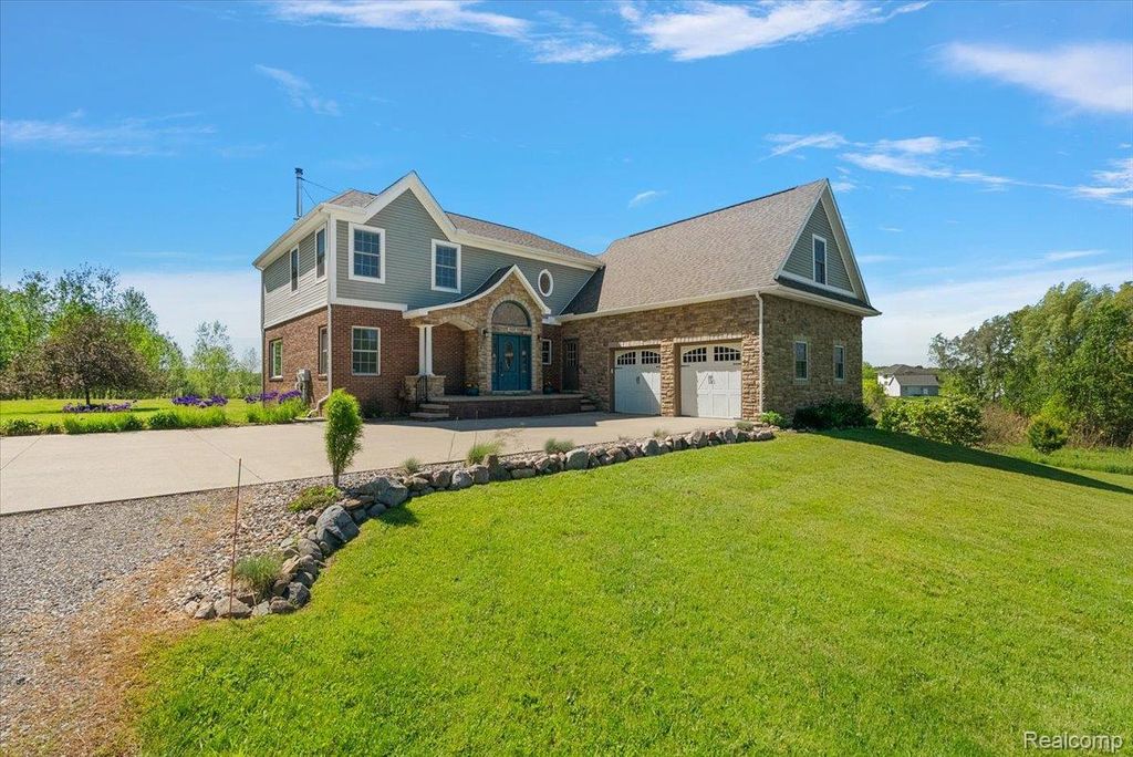 5035 Hidden Ridge Drive, Hadley township