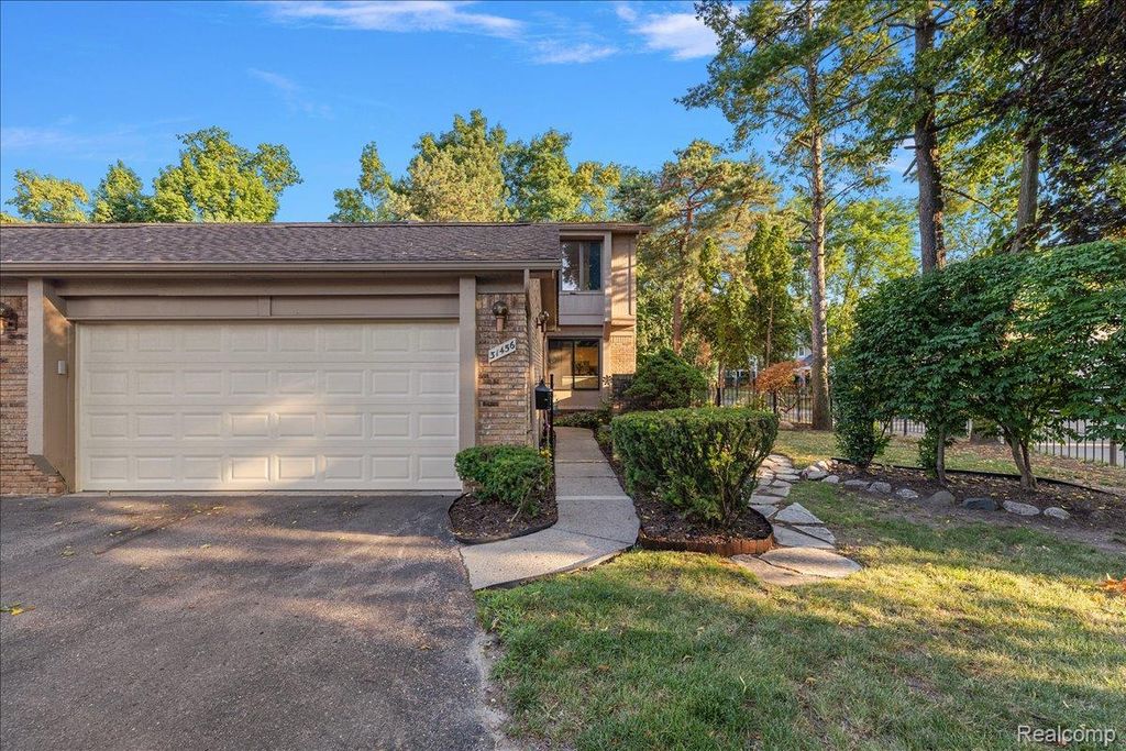 31456 Hunters Circle Drive, Farmington