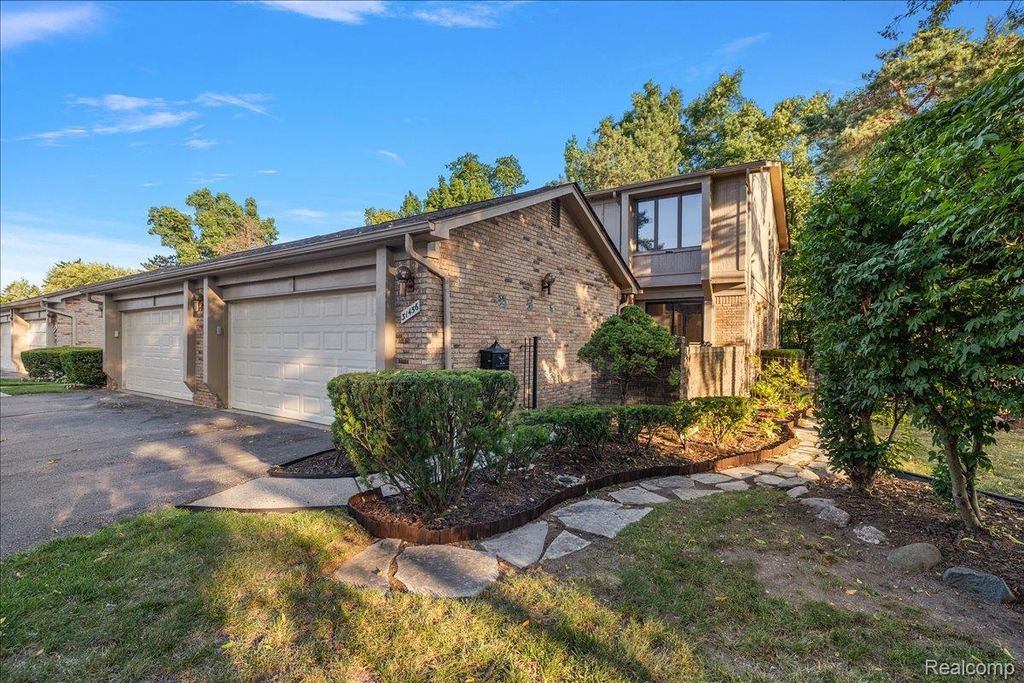 31456 Hunters Circle Drive, Farmington