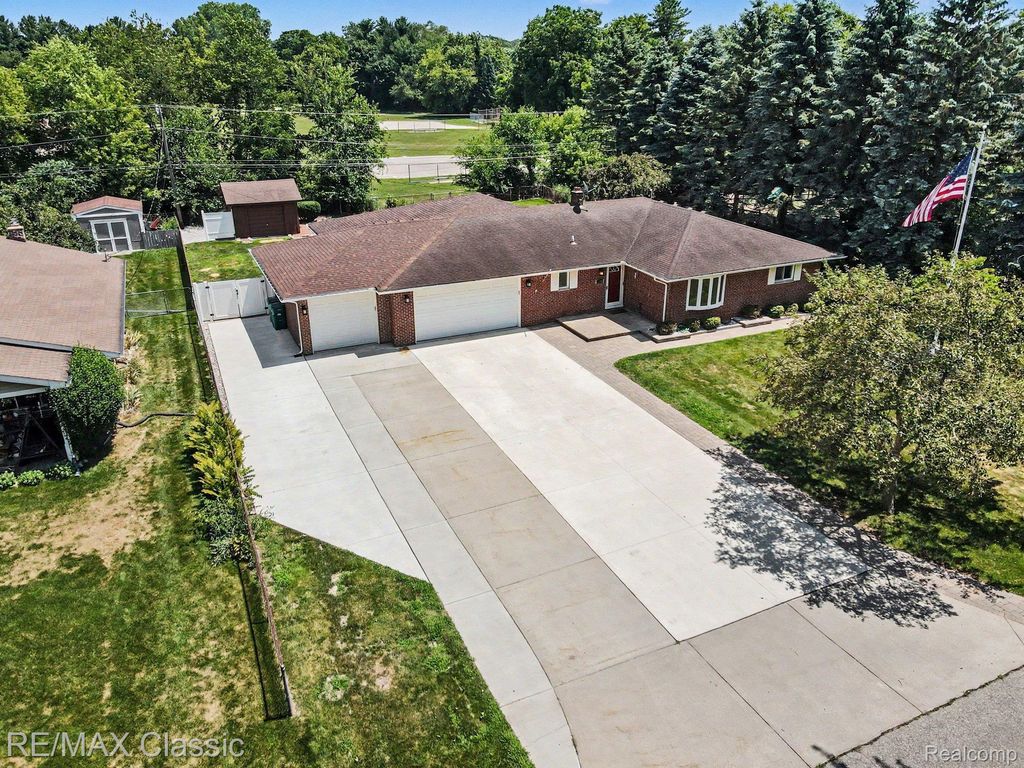 22900 Valerie Street, Lyon charter township
