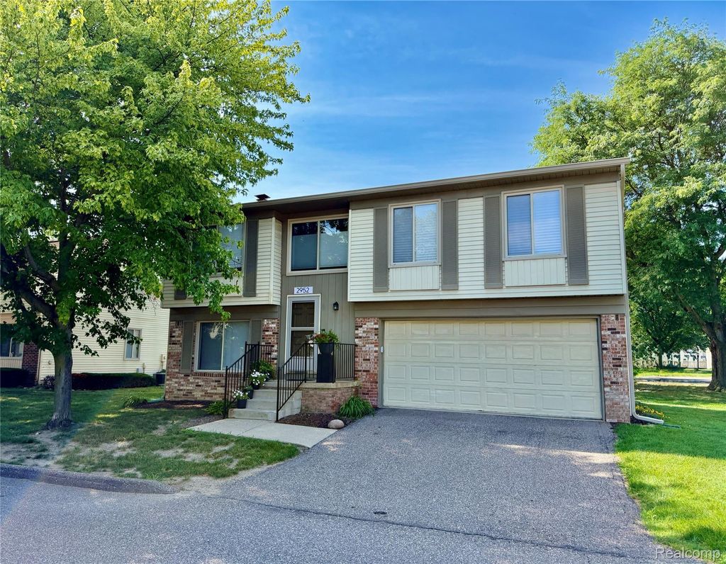 2952 Roundtree Drive, Troy